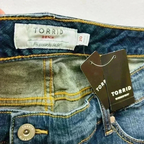 NWT Torrid Vintage Stretch Dark Wash Raw Hem Distressed Denim Shorts Size 20 - Picture 13 of 16